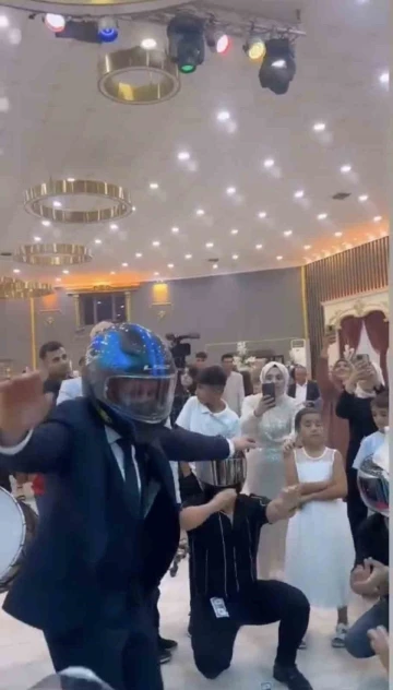Diyarbakır’da motorcu damat düğününde kaskla doyasıya eğlendi

