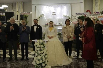 Diyarbakır’da siyasetçileri ve iş adamlarını bir araya getiren düğüne 3 bin kişi katıldı
