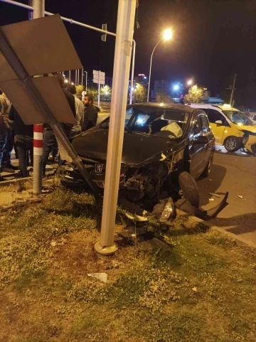 Diyarbakır’da ticari taksi ile otomobil kafa kafaya çarpıştı: 2 yaralı
