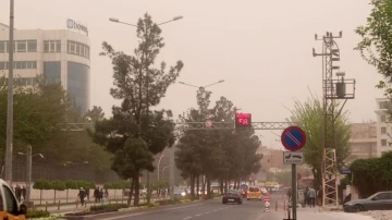 Diyarbakır’da toz bulutu nedeniyle gökyüzü kızıla büründü
