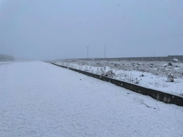 Diyarbakır’da yüksek kesimlere mevsimin ilk karı yağdı
