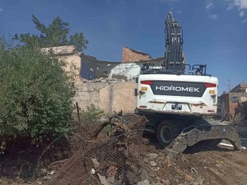 Diyarbakır kırsalında 63 ağır hasarlı yapının yıkımı tamamlandı
