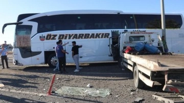 Diyarbakır'da 3 aracın karıştığı kazada biri ağır 4 kişi yaralandı