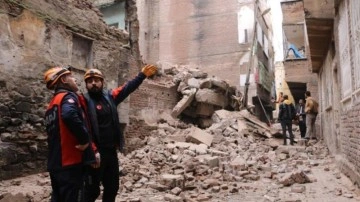 Diyarbakır'da endişelendiren olay: Boş bina kendiliğinden çöktü