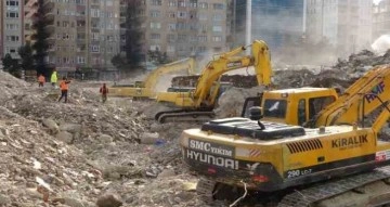 Diyarbakır’da enkaz kaldırma çalışmaları devam ediyor