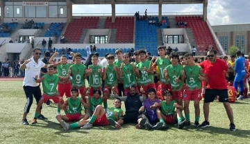 Diyarbakırlı depremzede çocuklar, UYAFA Ağrı Dağı Cup Kupası şampiyonu oldu
