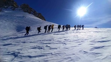 Doğa severler 3 bin 100 rakımlı Kelespi Dağı’na tırmandı
