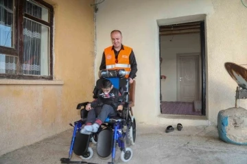 Doğuştan engelli minik Serdar tekerlekli sandalyesine kavuştu

