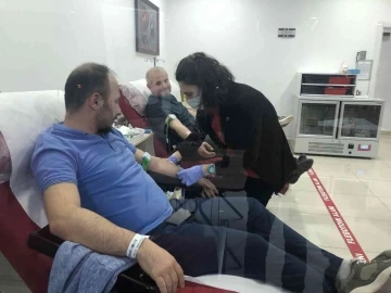 Doktor ve hemşireler bu kez hayat kurtarmak için kan bağışı yaptı
