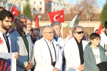 Doktorlar ve sağlık çalışanları İsrail’i protesto etti
