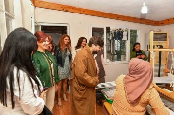 Dokuma sanatçısı Neziroğlu, Mersin’de dokumacı kadınlarla buluştu
