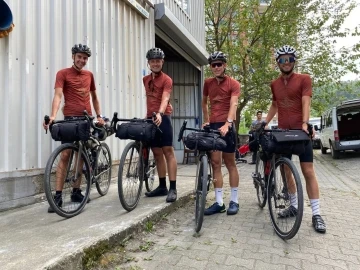 Dünya turuna çıkan Danimarkalı 4 bisikletçi Hopa’da mola verdi
