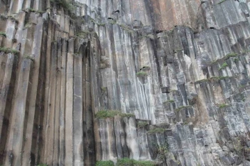 Dünyada nadir jeolojik oluşumlardan biri: Boyabat Bazalt Kayalıkları
