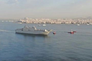 Dünyanın ilk SİHA gemisi İzmir'de: TCG Anadolu İzmir limanında havadan görüntülendi