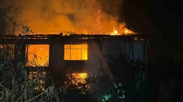 Düzce’de 2 katlı evde yangın
