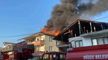 Düzce’de çıkan yangında metruk ev ve iki binanın çatısı yandı
