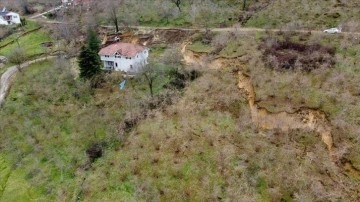 Düzce Üvezbeli Köyünde Toprak Kayması Sonrası Güvenlik Tedbiri Alındı