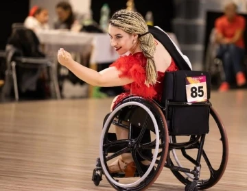 Ebru, tekerlekli sandalyesiyle dans ederek özgürleşiyor