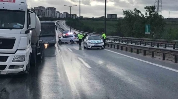 Edirne’de bariyerlere çarpan otomobilin sürücüsü yaralandı
