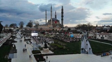 Edirne'de Binlerce Kişi Selimiye Camii Meydanında İftarda Buluştu