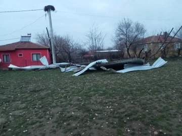 Edirne’de fırtına çatıları uçurdu, ağaç ve direkleri devirdi
