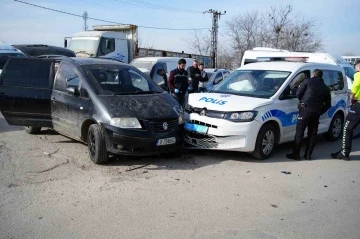 Edirne’de günlerdir polislerden kaçan sürücü ekip otosuna çarptı: 2 polis yaralı
