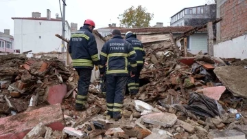 Edirne’de metruk bina çöktü: 2 kişi enkaz altında kaldı
