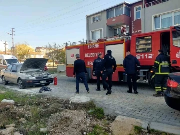 Edirne’de park halindeki otomobil yandı
