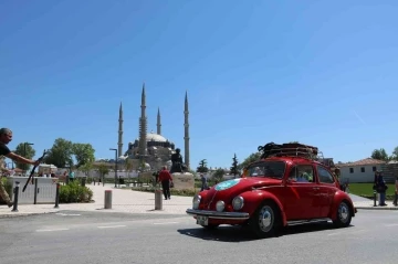 Edirne’de &quot;1. Klasik Otomobil Balkan Turu&quot; Bulgaristan’a doğru yolla çıktı
