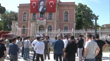 Edirne’de yerlerinden edilen esnaf belediye başkanını istifaya çağırdı
