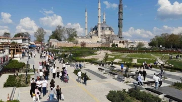Edirne’ye turist akını: Adım atacak yer kalmadı
