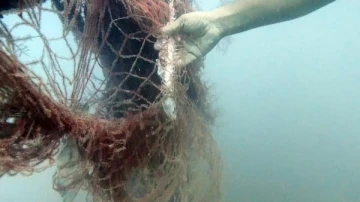 Edremit Körfezi'nden 4 bin metrekare 'hayalet ağ' toplandı; ağa takılan balığı kurtardı