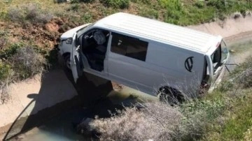 Ehliyetsiz sürücünün kullandığı minibüs sulama kanalına uçtu: 3 yaralı
