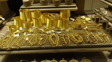 Ekonomistten altın tahmini: “Yıl sonu altının ons fiyatı 2 bin 700 dolar seviyelerini görebilir”

