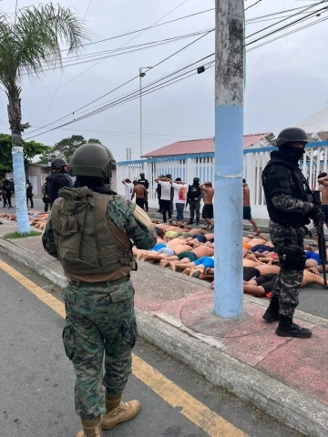 Ekvador’da hastaneyi basan çete üyeleri yarı çıplak gözaltına alındı
