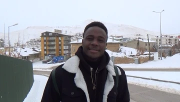 Ekvatorlu üniversite öğrencisi Bayburt soğuğu ve karlı havası karşısında şaşırdı
