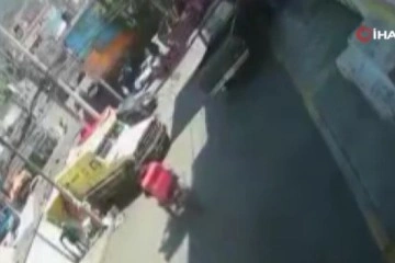 El freni çekilmeyen minibüs sokak satıcısını ezdi