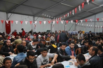 Elazığ Belediyesi’nden bin kişilik iftar sofrası
