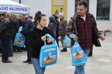 Elazığ Belediyesi Sokak Hayvanları İçin Mama Dağıtıyor