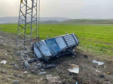 Elazığ'da Kontrolden Çıkan Araç Elektrik Direğine Çarptı: 5 Yaralı
