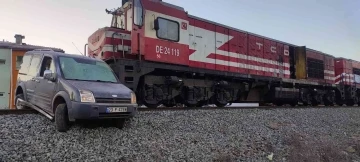 Elazığ’da tren, hemzemin geçitte çarptığı aracı 100 metre sürükledi: 1 yaralı
