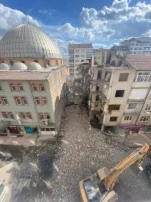 Elazığ'da Yıkım Sırasında Sağlam Cami Zarar Gördü