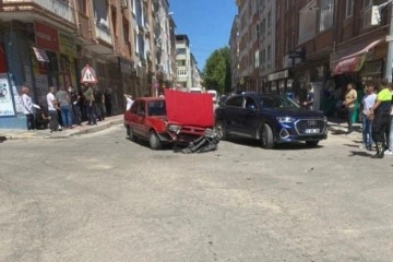 Elazığ’da otomobil ile çarpışan hafif ticari araç yan yattı: 1 yaralı