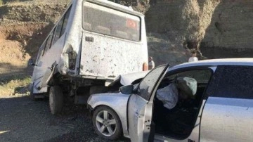Elazığ'da otomobil tarım işçilerini taşıyan minibüse çaptı: 17 yaralı