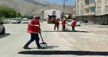 Elbistan’da hasar gören yollar onarılıyor