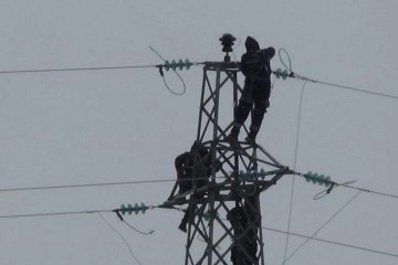 Elektrik firması çalışanlarının 25 metrede zorlu onarım çalışması