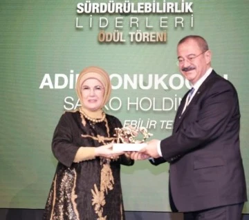 Emine Erdoğan’dan Adil Konukoğlu’na ödül.