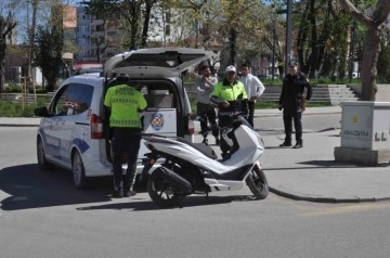 Emniyet ekiplerinden motosiklet denetimi: 8 sürücüye ceza kesildi