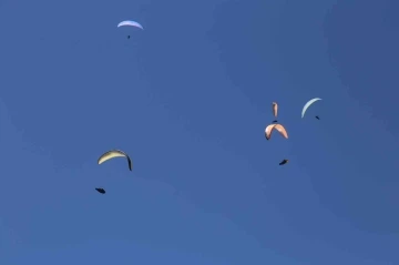 En hızlı paraşüt pilotları, Çameli semalarında milli forma için yarışıyor
