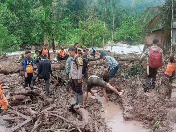 Endonezya’da sel ve toprak kayması: 21 ölü
